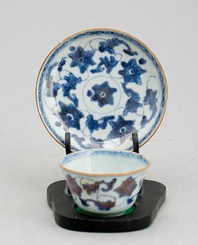 TESKÅL med fat, porslin, Kina, Qianlong 1736-1795.