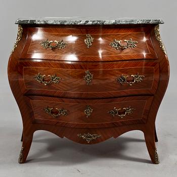 BYRÅ, rokokostil, 1900-talets andra hälft.