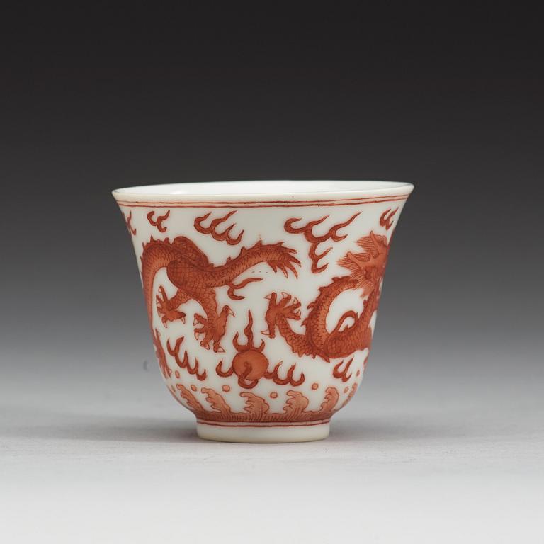 KOPPAR, sju stycken, porslin. Qing dynastin, fyra med Tongzhis sex karaktärers märke (1862-1874),