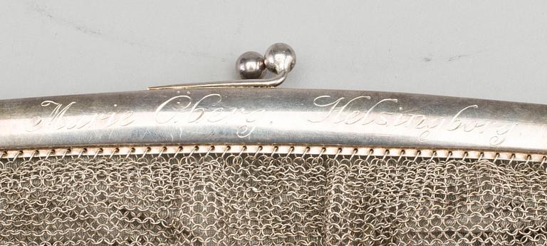 A SILVER EWENING BAG.