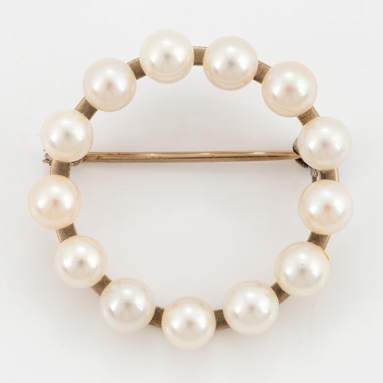 An 18K gold brooch set with cultured pearls ca 6 mm.