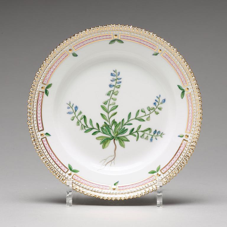 ASSIETTER, 12 stycken, porslin. "Flora Danica", Royal Copenhagen, Danmark, 1900-tal.