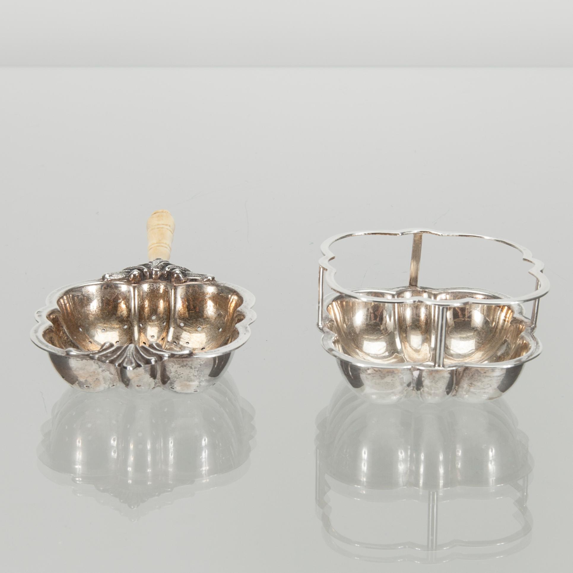 TESIL MED STÄLL, silver 800, skaft i ben, möjligen Italien 1900-talets första hälft. Tot. vikt 119 g.