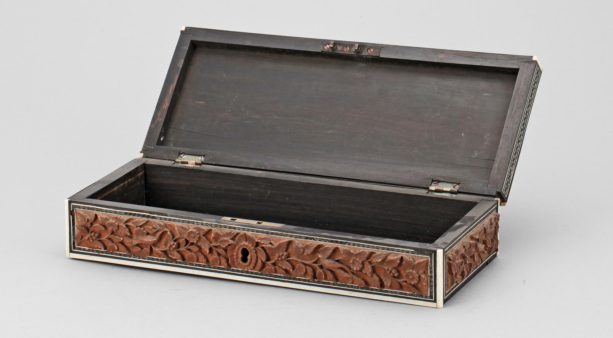 SKRIN, skuret trä, Indien, 1900-tal.