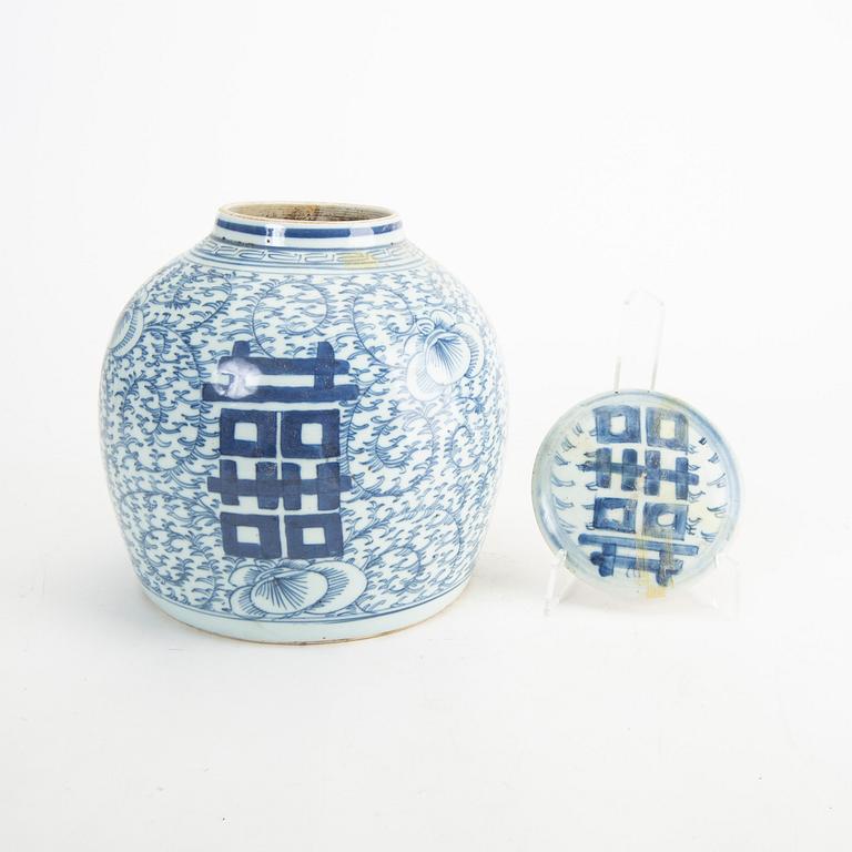 A blue and white jar, Qingdynasty, 19th Century.