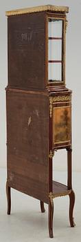 VITRINSKÅP, Louis XVI stil, 1900-talets första hälft.