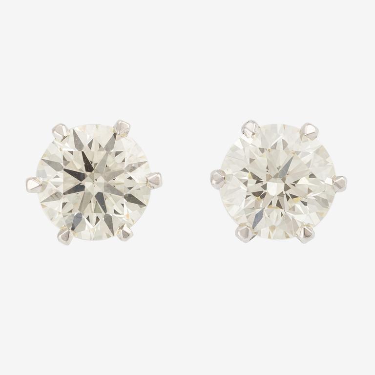 Earrings with brilliant-cut diamonds.