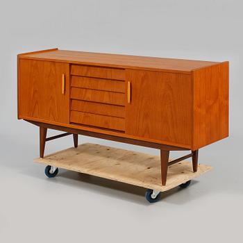 SIDEBOARD, 1900-talets mitt.