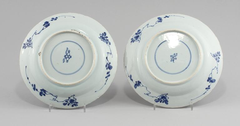 TALLRIKAR, 2 st snarlika, porslin, Kina, Kangxi (1662-1722).