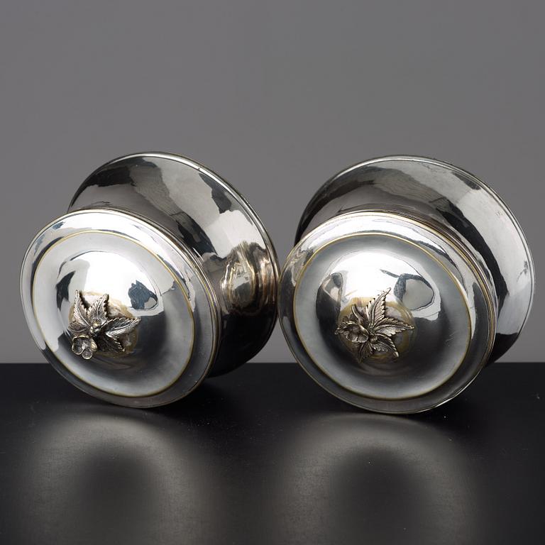 TOILETTEASKAR ett par, av Johan Gustaf Ahlgren (verksam i Stockholm 1771-99), gustavianska.