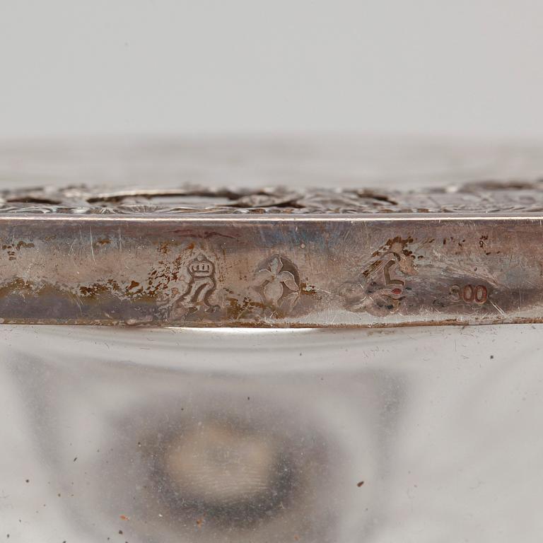 KARAFFER, ett par, låghaltigt silver och glas, Tyskland, omkring 1900.