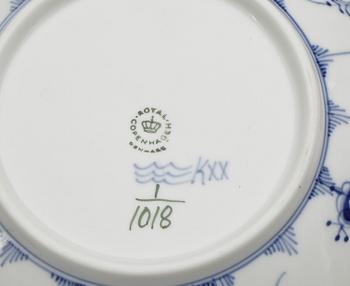 MAT- samt KAFFESERVIS, 151 delar, porslin, "Musselmalet", Royal Copenhagen, 1900-tal.