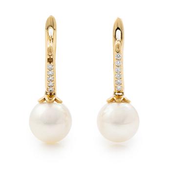 Earrings in 18K gold with cultured Akoya pearls and brilliant-cut diamonds.