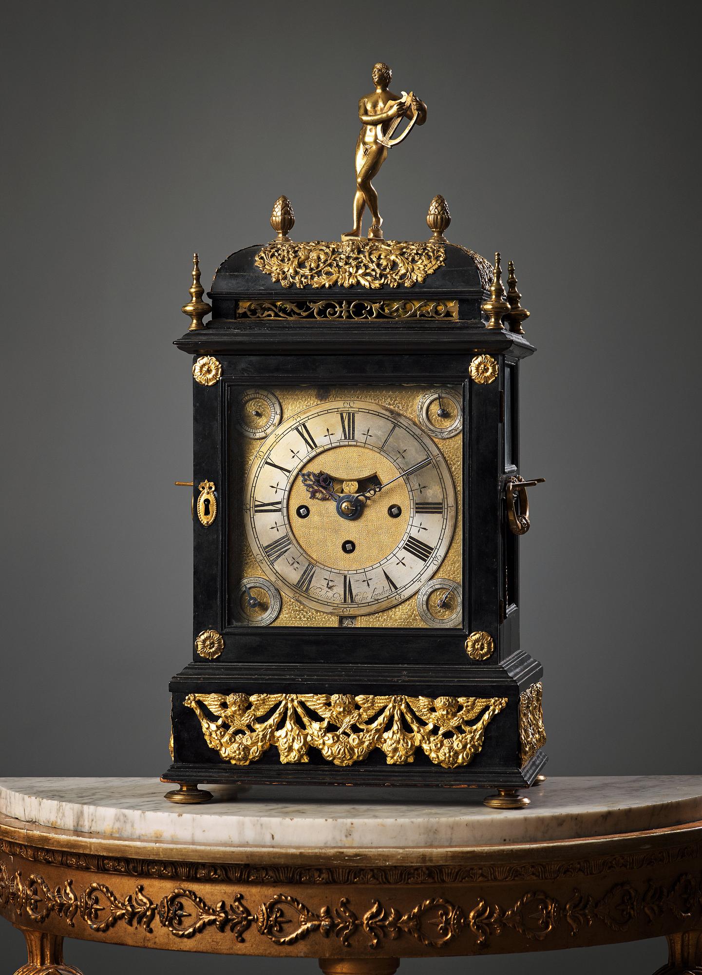 CLAUDIUS DU CHESNE, BORDSPENDYL MED SPELVERK, Queen Anne, omkring år 1705.