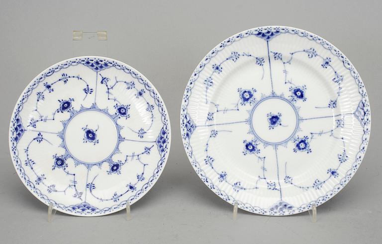 KAFFE-/TESERVIS, 24 delar, porslin, "Musselmalet", Royal Copenhagen, 1900-talets andra hälft.