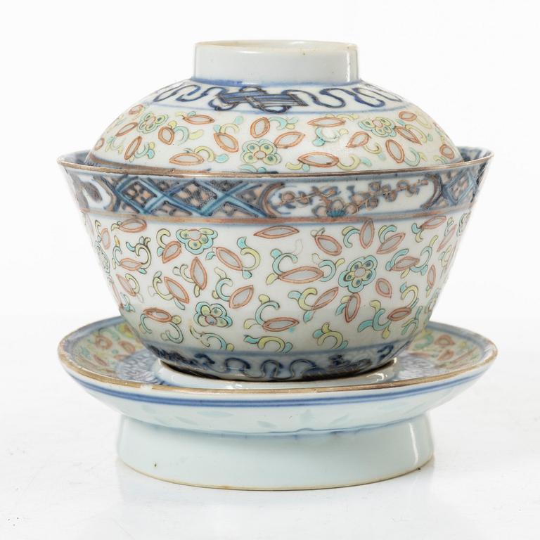 A group lot of Chinese porcelain, late Qing dynasty/early 20th century.