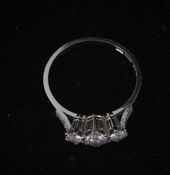 RING, vitguld 18 K, med trillingbriljanter 0,87 ct, enligt gravyr.