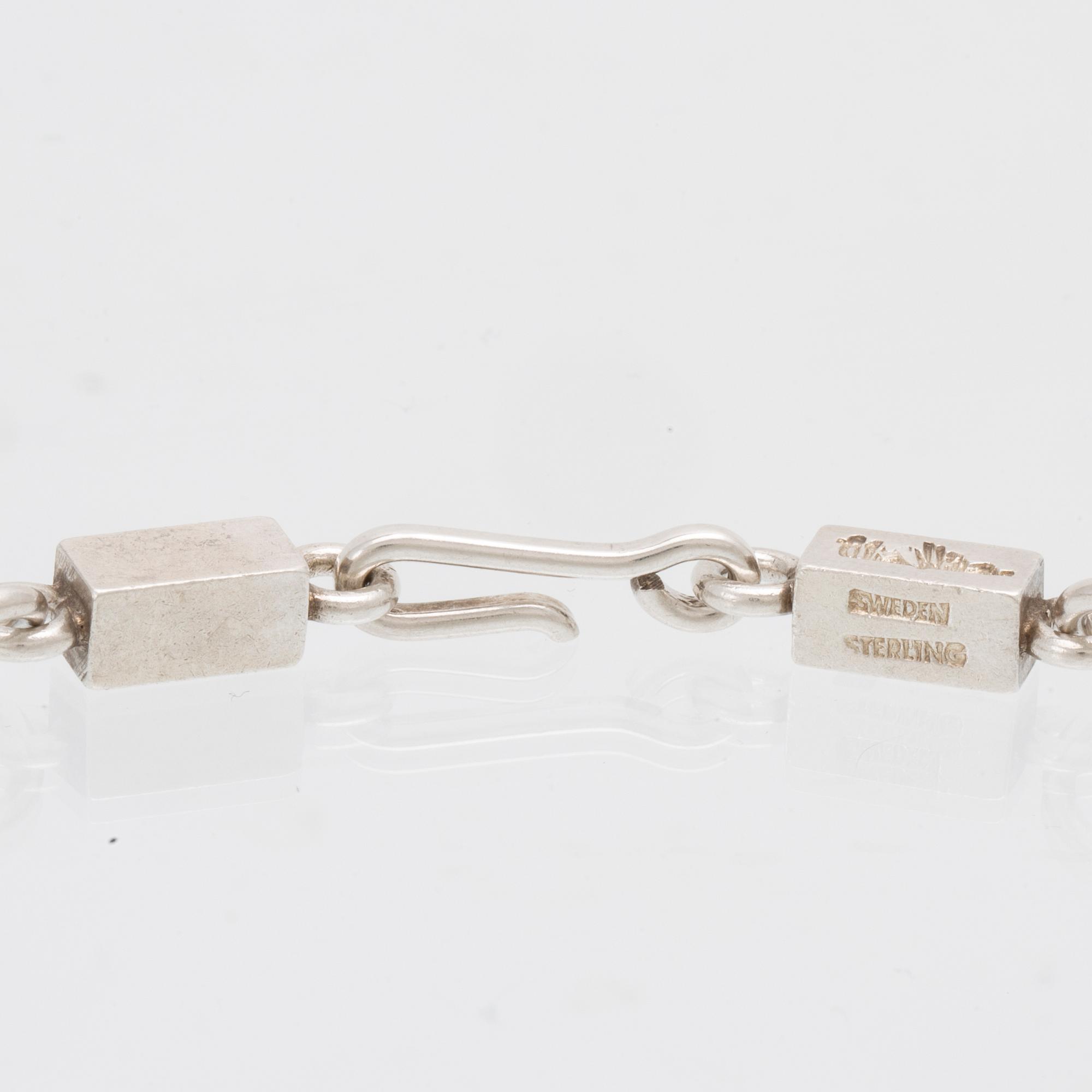 Wiwen Nilsson, halsband stavkedja samt ett örhänge silver Lund 1971 och 1973.