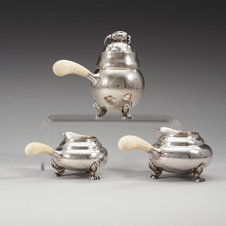 GEORG JENSEN, chokladkanna samt två st gräddkannor, "Magnolia/Blossom, Köpenhamn 1925-32 samt 1933-44,