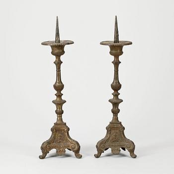 ALTARLJUSSTAKAR, ett par, brons, 1700-tal.