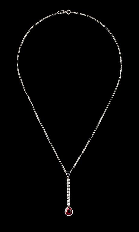COLLIER, droppslipad rubin, 3.10 ct samt briljant- och prinsesslipade diamanter, tot. 0.44 ct.