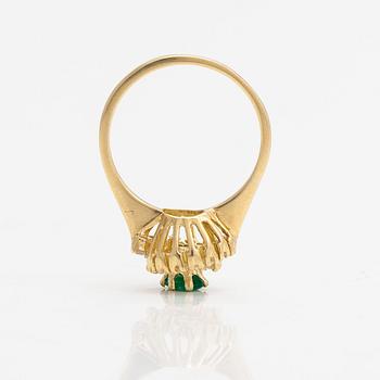 Sormus, 18K kultaa, smaragdi sekä briljanttihiottuja timantteja yht n 0.18 ct.