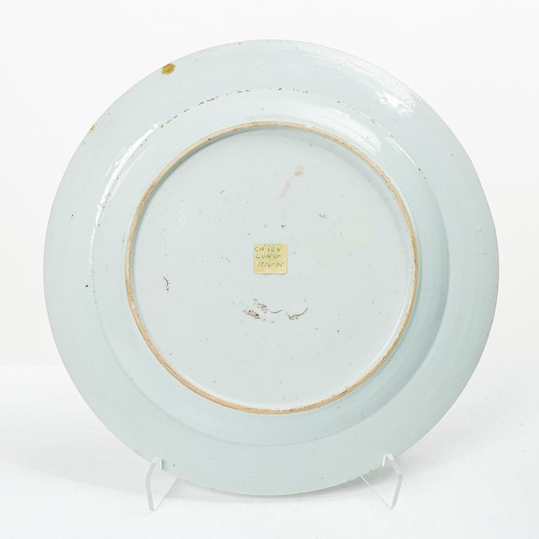 A large Chinese blue and white export porcelain dish, Qing dynasty, Qianlong (1736-95).