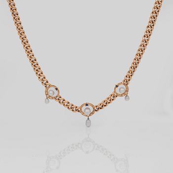GARNITYR bestående av COLLIER, ARMBAND samt RING med rosenslipade diamanter, safirer samt troligen svenska flodpärlor.