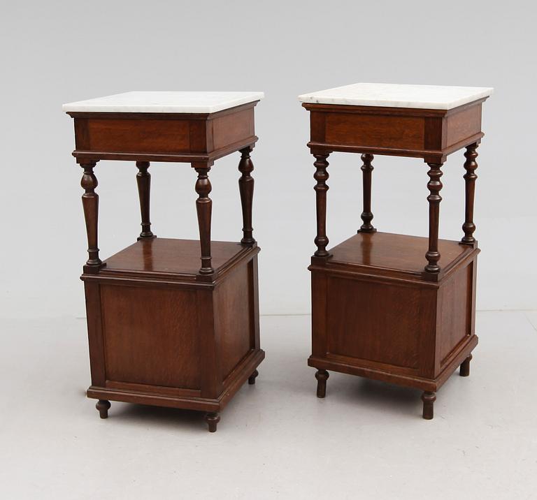 SÄNGBORD, 2 st snarlika, 1800-talets andra hälft.