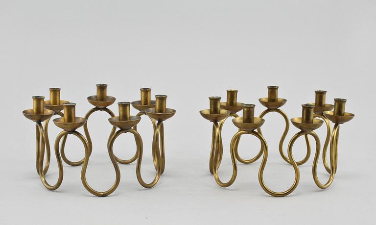 LJUSSTAKAR, ett par, mässing, Arvika, för Firma Svenskt Tenn, 1900-talets andra hälft.