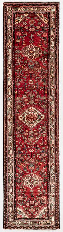 Gallerimatta, Hamadan, ca 415 x 103 cm.