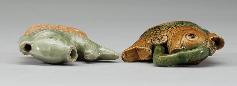 VATTENDROPPARE, två stycken, keramik. Qing dynastin, Kangxi (1662-1722).