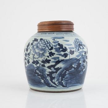 A Chinese jar with cover, Qing dynasty, 19th Century.