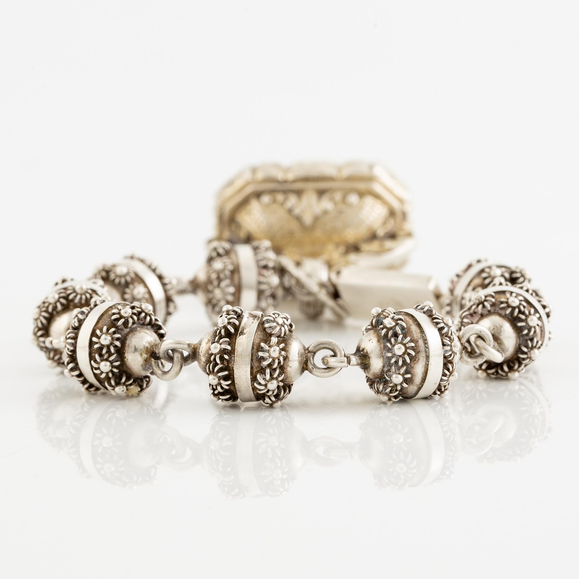 Collier med medljong samt armband silver, Mexiko.