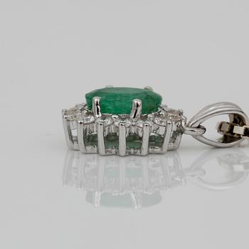 HÄNGE, 18K vitguld med ovalslipad smaragd ca 0,66 ct och små diamanter ca 0,14 ct. Vikt ca 1,33 g.