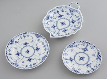 46 pieces of "Musselmalet" porcelain table ware, by Royal Copenhagen, first half/mid 20th century.