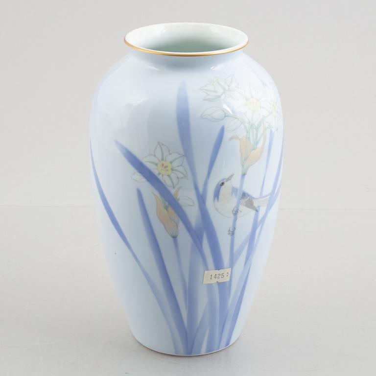 A porcelain vase, Fukagawa Porcelain Manufacturing Company, Japan, second half of the 20th century.