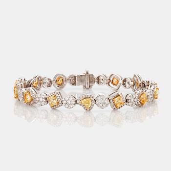 609. ARMBAND med 14 Fancy Yellow diamanter och 333 briljantslipade diamanter totalt ca 8.82 ct. Kvalitet ca G-H/VS-SI.