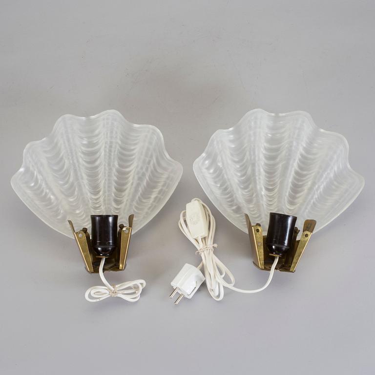 VÄGGLAMPOR, ett par, 1900-talets andra hälft.