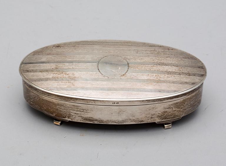 SMYCKESKRIN, silver, troligen S G Jacobs, Birmingham, England. 1919. Vikt 380 gram.