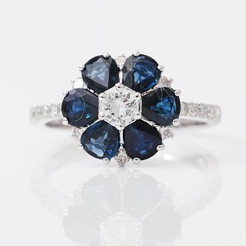 RING, blå safirer totalt ca 1,80 ct, diamanter totalt ca 0,44 ct.