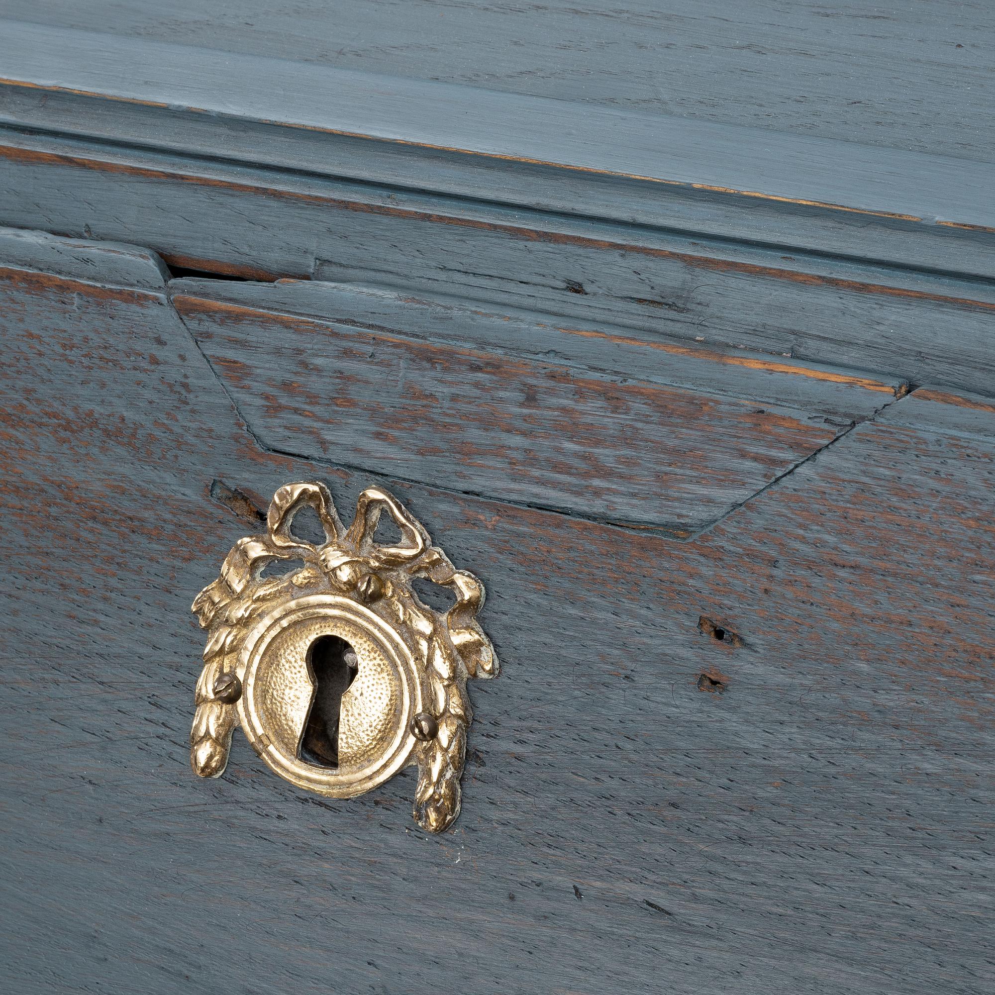 A secretaire, circa 1800.