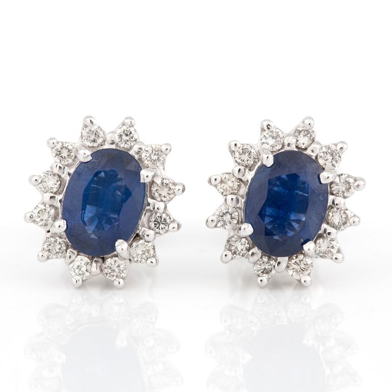 ÖRHÄNGEN med fasetterade safirer och briljantslipade diamanter.