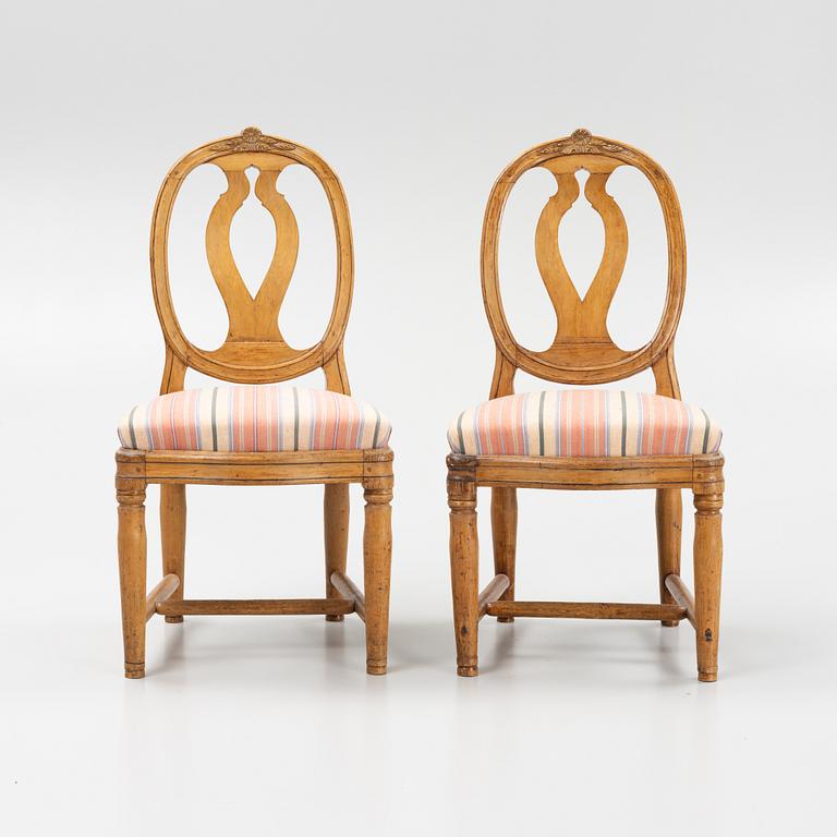 Stolar, ett par, gustavianska, omkring år 1800.