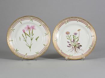 ASSIETTER, 2 st, porslin, modell "3573", "Flora Danica", Royal Copenhagen.