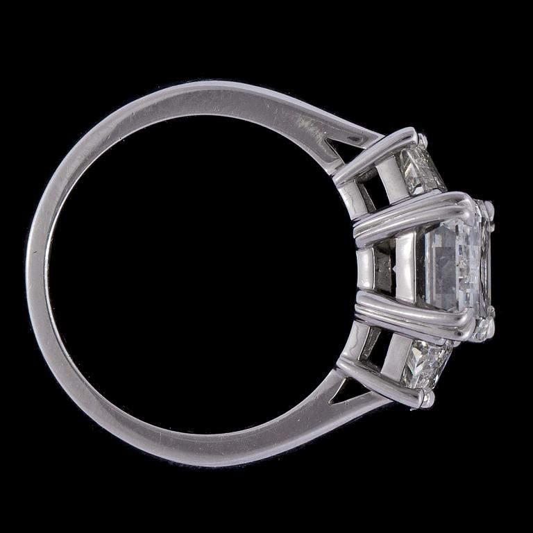 An emerald cut diamond ring. 3.01 cts, side stones tot. 0.75 cts.