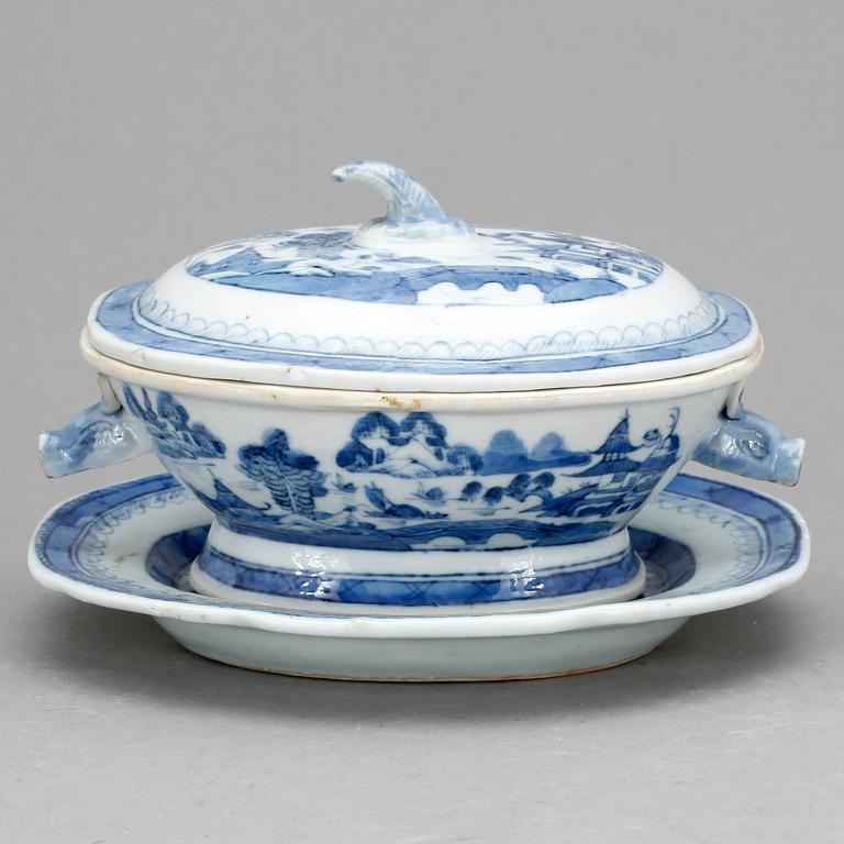 SMÖRTERRIN, 3 delar, porslin, Qing dynastin, 1800-talets första hälft.