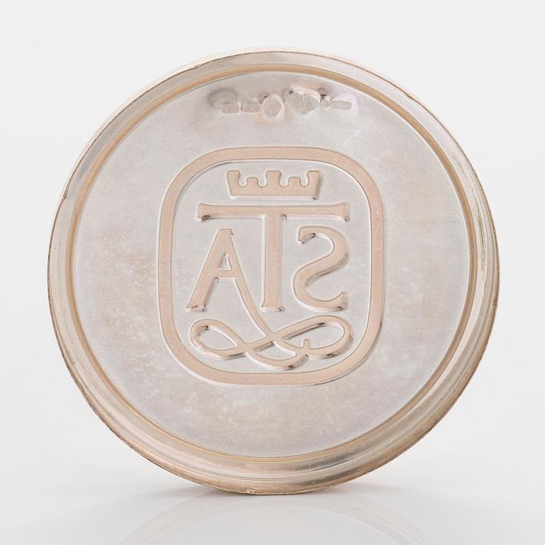 Savukekotelo, hopea, samorodok-tekniikka, Turku 1947 sekä nuuskapurkin kansi, ruotsalaiset leimat 1987.