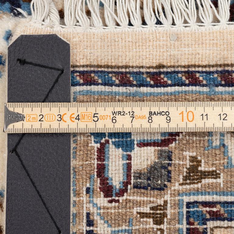 An Oriental carpet, approx. 354 x 243 cm.