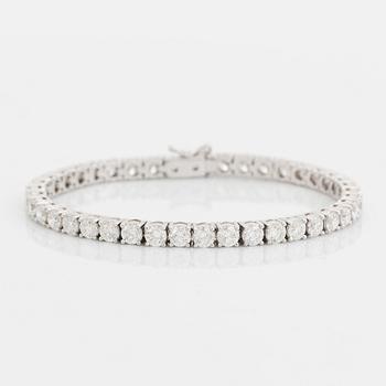 422. An 18K white gold bracelet set with round brillliant-cut diamonds.